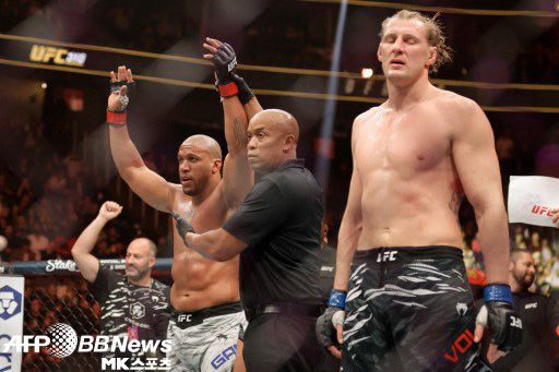 시릴 간과 알렉산더 볼코프의 경기는 판정 논란을 낳았다. 사진(美 라스베가스)=ⓒAFPBBNews = News1