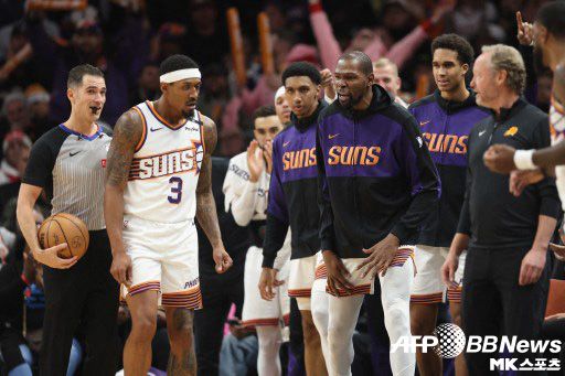 브래들리 빌과 케빈 듀란트는 데빈 부커의 공백을 지웠다. 사진(美 피닉스)=ⓒAFPBBNews = News1