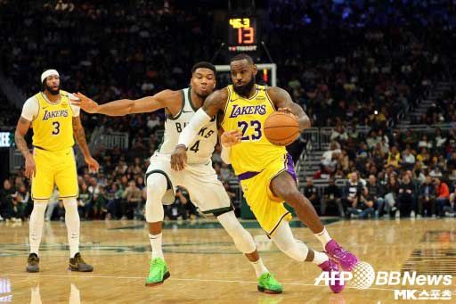 NBA가 국가 대항전 형식의 올스타 게임을 추진중이다. 그리스 출신 야니스 아데토쿤보와 미국 출신 르브론 제임스가 경쟁하는 모습. 사진=ⓒAFPBBNews = News1