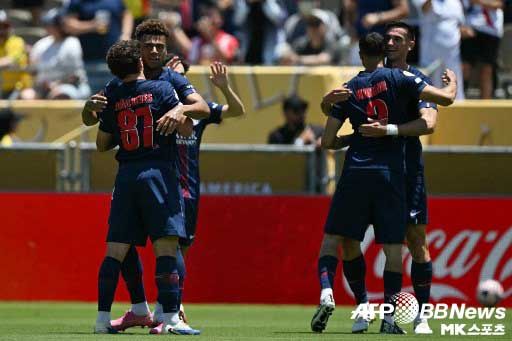 파비안 루이즈와 PSG 선수들이 첫 득점 이후 기뻐하고 있다. 사진(美 패서디나)=ⓒAFPBBNews = News1