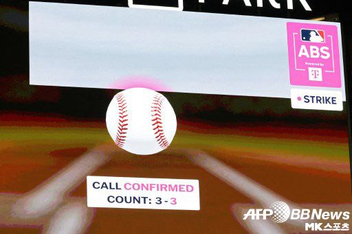 ABS 챌린지가 전광판에 중계되고 있는 모습. 사진(美 애틀란타)=ⓒAFPBBNews = News1