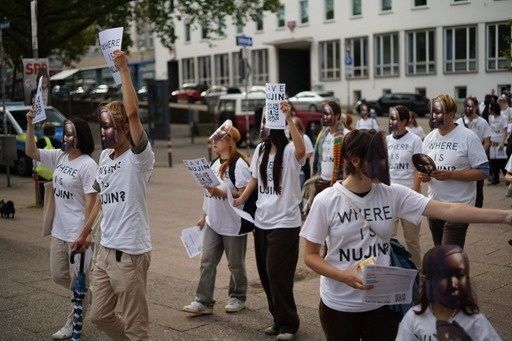 "내가 소녀상이다" 가면시위하는 카셀대 학생들. [사진 출처=카셀대 미대 제공·연합뉴스]