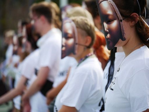 "내가 소녀상이다" 가면시위하는 카셀대 학생들. [사진 출처=카셀대 미대 제공·연합뉴스]