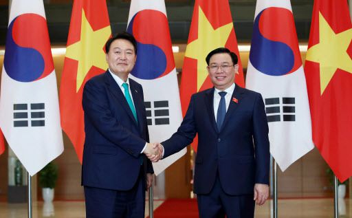 베트남을 국빈 방문 중인 윤석열 대통령이 23일(현지시간) 하노이 국회의사당에서 브엉 딩 후에 베트남 국회의장과 면담에 앞서 기념촬영을 하고 있다. (사진=연합뉴스)