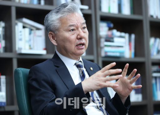 [이데일리 노진환 기자] 홍성국 더불어민주당 의원이 서울 여의도 국회 의원회관에서 이데일리와 인터뷰를 하고 있다.