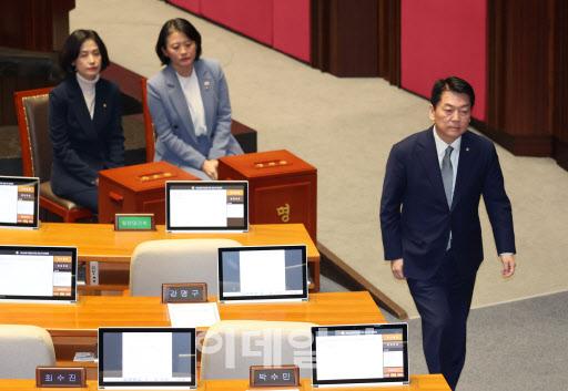 [이데일리 노진환 기자] 안철수 국민의힘 의원이 7일 오후 서울 여의도 국회에서 열린 제418회국회(정기회) 제17차 본회의에서 대통령(윤석열) 탄핵소추안에 투표한 후 본회의장을 나서고 있다.