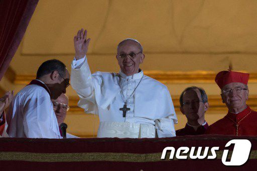 제266대 교황 프란치스코로 선출된 호르헤 마리오 베르고글리오 아르헨티나 추기경. ⓒ AFP=News1