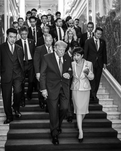 도널드 트럼프 미국 대통령이 29일 트루스소셜에 올린 사진. 다카이치 사나에 일본 총리가 트럼프 대통령의 팔을 붙잡고 이동히고 있다. /트럼프 트루스소셜