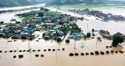 지난 9일 오전 4시쯤 경남 창녕군 이방면 우산마을 인근 낙동강 본류 제방 30m가 유실돼 인근 장천리 구학·죽전마을 등 2개 마을이 침수됐다. 경남도 제공