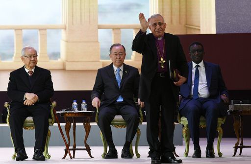 5일 경기도 고양시 일산 킨텍스에서 개최한 '제4회 선학평화상 시상식'에서 수상자인 무닙 A. 유난 평화를위한종교 국제명예회장이 손을 흔들며 인사를 하고 있다.   남정탁 기자