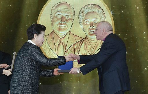 한학자 총재가 5일 경기도 고양 킨텍스 제1전시장에서 열린 ‘제4회 선학평화상’ 시상식에서 무닙 A. 유난 평화를위한종교 국제명예회장에게 본상을 수여하고 있다. 고양=하상윤 기자