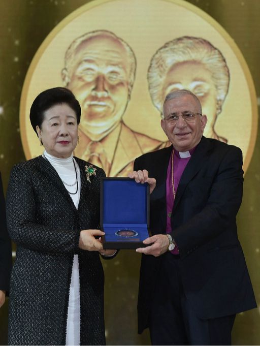 한학자 총재가 5일 경기도 고양 킨텍스 제1전시장에서 열린 ‘제4회 선학평화상’ 시상식에서 무닙 A. 유난 평화를위한종교 국제명예회장에게 본상을 수여한 뒤 기념촬영을 하고 있다. 고양=하상윤 기자