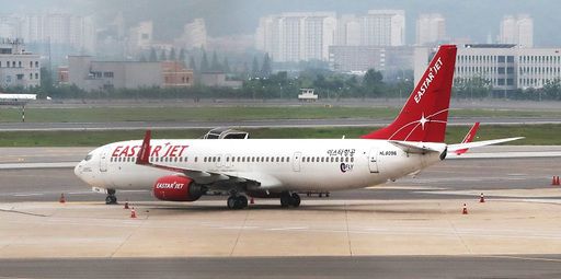 지난 29일 오후 서울 김포공항 국내선 계류장에 이스타항공의 여객기가 서 있다. 뉴스1