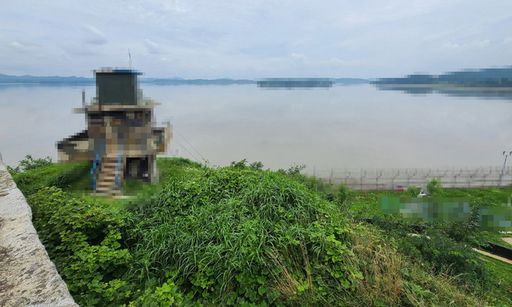 28일 김씨의 월북 경로로 추정되는 강화군 월곶리 인근의 한 배수로 앞 초소가 인적 없이 조용하다. 해병2사단 관계자에 따르면 해당 초소는 야간에 경계근무를 서고 오후2시까지는 비어 있다. 전방에는 (왼쪽)북한과 김포가 동시에 보인다. 뉴스1