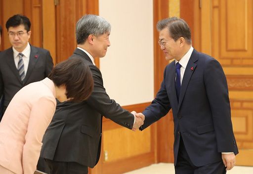 문재인 대통령이 2018년 1월2일 청와대에서 최재형 감사원장(왼쪽)에게 임명장을 수여한 뒤 악수를 나누고 있다. 세계일보 자료사진