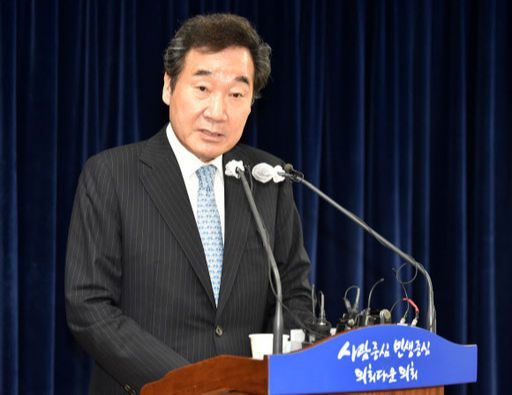 더불어민주당 당대표 경선에 출마한 이낙연 의원이 30일 오전 경기 수원시 경기도의회 브리핑룸에서 기자회견을 하고 있다. 뉴시스