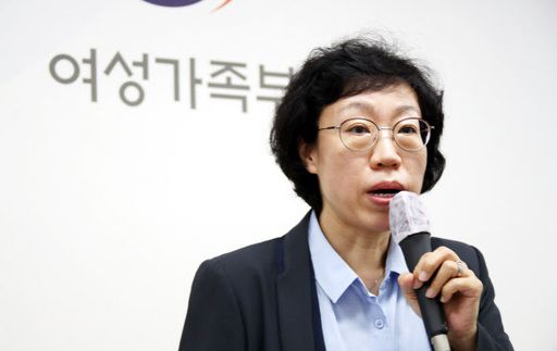 황윤정 여성가족부 권익증진국장이 23일 정부서울청사 여가부에서 고(故) 박원순 전 서울시장의 성추행 의혹과 관련해 기자 브리핑을 하며 질문에 답하고 있다. 연합뉴스