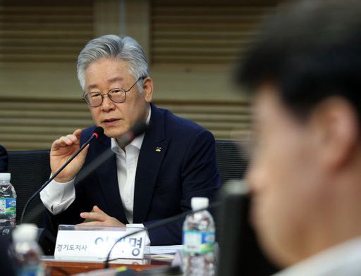 이재명 경기도지사가 30일 오전 서울 여의도 국회 의원회관에서 열린 국회 기본소득 연구포럼 창립총회 및 세미나에서 인사말을 하고 있다. 뉴스1