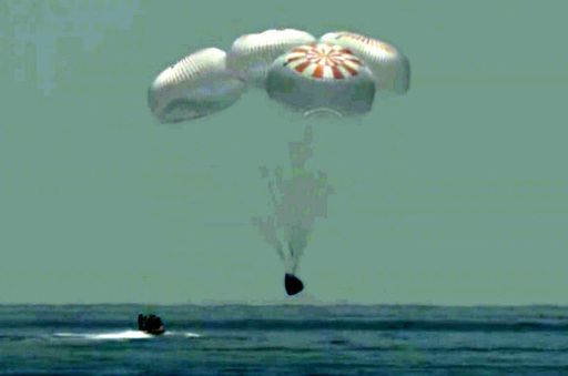 미국 민간우주개발업체 스페이스X의 캡슐이 2일(현지시간) 멕시코만 해상에 착수(着水)하고 있다. 나사 TV 캡처=연합뉴스