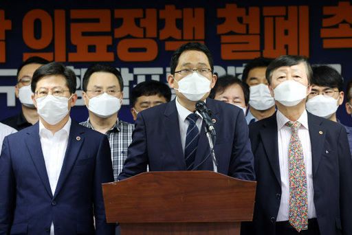 최대집 대한의사협회장과 임원진이 지난 1일 오후 서울 용산구 대한의사협회에서 '4대악 의료정책' 철폐 촉구 및 대정부 요구사항 발표를 위한 긴급 기자회견을 하고 있다. 의협은 오는 12일까지 정부가 5대 요구에 대한 개선조치가 없을 경우 14일 제1차 전국의사총파업을 단행할 것이라고 밝혔다. 연합뉴스