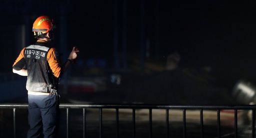 6일 오후 경기 가평군 남이섬 선착장 인근 북한강에서 소방대원들이 의암댐 선박 침몰 사고 실종자 야간 수색을 이어가고 있다. 춘천=연합뉴스