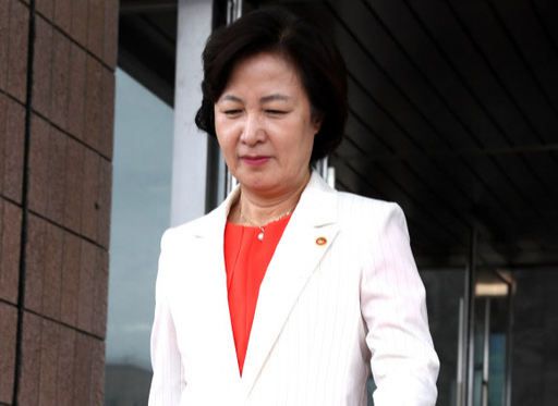 검사장급 이상 간부 인사가 발표된 7일 추미애 법무부 장관이 경기도 정부과천청사 법무부를 나서고 있다. 연합뉴스