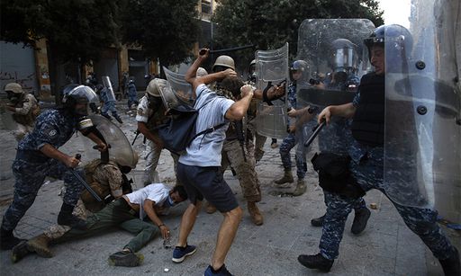 대규모 폭발 참사가 발생한 레바논의 수도 베이루트에서 8일(현지시간) 수십 년간 권력을 장악한 정치 엘리트층을 규탄하는 반정부 시위대가 경찰과 충돌하고 있다. 베이루트=AP연합뉴스