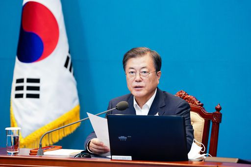 문재인 대통령이 지난 10일 청와대 여민관에서 수석 보좌관 회의를 주재하고 있다. 청와대 제공