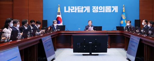 문재인 대통령이 지난 10일 오후 청와대에서 열린 수석·보좌관 회의에서 발언하고 있다. 연합뉴스