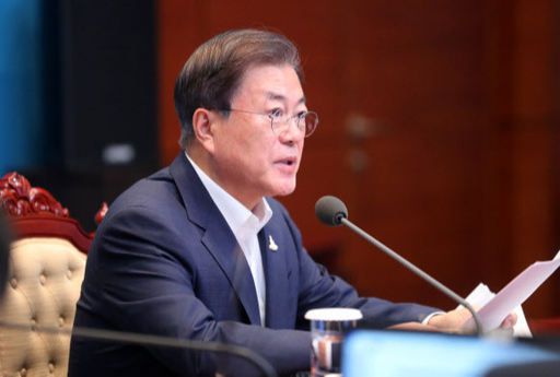 문재인 대통령이 10일 청와대 여민관에서 열린 수석 보좌관 회의에 참석해 발언하고 있다. 뉴시스