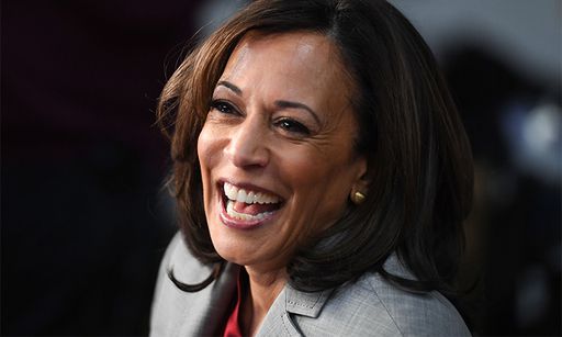 카멀라 해리스 상원의원이 지난 2019년 11월 조지아주 애틀랜타에서 열린 민주당 대선후보 경선 5차 토론회를 마친 뒤 기자들과 만나 활짝 웃고 있다. 애틀랜타=AFP연합뉴스