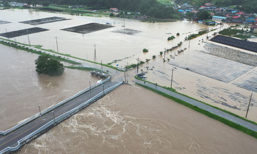 지난 9일 오전 충남 금산 평촌리 일대 지역에 용담댐 방류에 따른 침수 피해가 속출했다. 금산군 제공