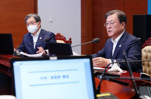 문재인 대통령이 지난 10일 청와대 여민관에서 열린 수석보좌관 회의에 참석해 발언하고 있다. 왼쪽은 최근 사의를 표명한 노영민 대통령 비서실장. 뉴시스
