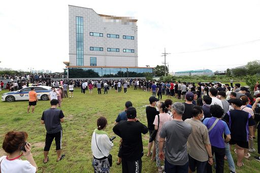 지난 9일, 폭우로 침수 피해가 난 광주 북구의 한 사설 납골당에 유골함 안전 여부를 확인하려는 유족들이 모여 있다. 광주=연합뉴스