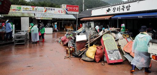 경남 하동군이 집중호우로 침수 피해를 본 화개장터 등 군내 수해 지역 응급 복구작업 나흘째인 지난 12일 80%가량 복구 작업을 했다고 밝혔다. 하동군 제공