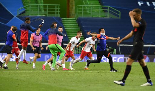 14일 오전 4시(한국 시각) 포르투갈의 수도 리스본에 있는 이스타디우 조제 알발라드에서 열린 유럽축구연맹 챔피언스리그(UCL) 8강전 종료 직후 아틀레티코 마드리드(스페인)를 꺾고 올라간 RB 라이프치히(독일) 선수들이 환호하고 있다. 리스본=AP