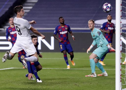 15일 오전 4시(한국 시각) 포르투갈의 수도 리스본 소재 이스타디우 다 루스에서 열린 유럽축구연맹(UEFA) 챔피언스리그 8강전에 출전한 바이에른 뮌헨의 로베르트 레반토프스키(왼쪽에서 두번째)가 FC 바르셀로나를 상대로 후반 37분 팀의 6번째 골을 헤더로 결정짓고 있다. 리스본=AP