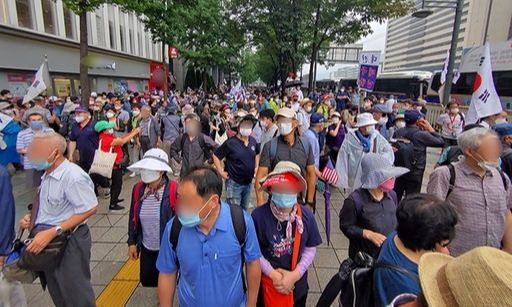 15일 오후 서울 종로구 광화문 일대에서 '8·15 광화문 국민대회' 가 열린 가운데 일부 참석자들은 집회장소인 동화면세점으로 이동 도중 경찰버스에 막혀 소리 치고 있다. 김경호 기자