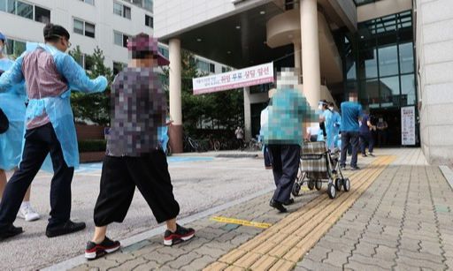 17일 오전 서울 중랑구 중랑노인종합복지관에서 노인들이 코로나19 검사를 위해 임시 선별진료소로 향하고 있다. 연합뉴스
