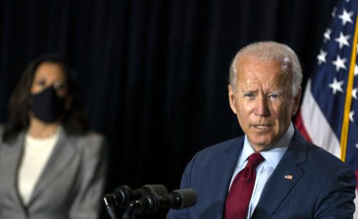 미국 민주당 대선 후보인 조 바이든 전 부통령이 지난 13일(현지시간) 부통령 후보인 카멀라 해리스 상원의원과 함께 델라웨어주의 윌밍턴에서 공중보건전문가들로부터 신종 코로나바이러스 감염증(코로나19) 사태와 관련한 브리핑을 들은 뒤 기자회견을 하고 있다.   윌밍턴 AP=연합뉴스