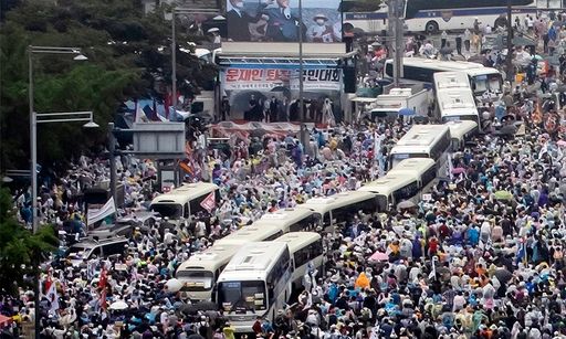 지난 15일 오후 서울 종로구 동화면세점 앞에서 열린 정부 및 여당 규탄 관련 집회에서 사랑제일교회 전광훈 목사가 발언하고 있다. 연합뉴스
