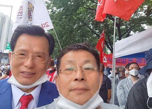 차명진 전 의원(오른쪽)이 지난 15일 광화문 집회 당시 턱에 마스크를 걸치고 사진촬영을 하고 있다. 차명진 페이스북 캡처