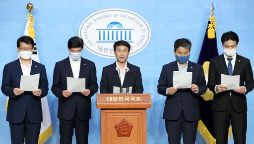 국회 행정안전위원회 소속인 임호선(왼쪽부터)·이해식·김영배·오영환 더불어민주당 의원이 20일 오후 서울 여의도 국회 소통관에서 기자회견을 열고 전광훈 사랑제일교회 목사 등에 대한 경찰의 철저한 수사를 촉구하고 있다. 뉴스1