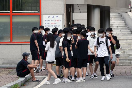 신종코로나바이러스(코로나19) 확진자가 큰 폭으로 늘어나고 있는 가운데 20일 오전 서울 송파구 문현고등학교에서 학생들이 검사를 기다리고 있다. 확진자가 발생한 문현고는 이날 교내 강당에 선별진료소를 설치해 검사를 실시했다. 뉴스1