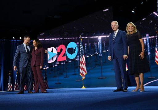 미국 델라웨어주 윌밍턴 체이스 센터에서 열린 민주당 전당대회에서 19일(현지시간) 카멀라 해리스 부통령 후보와 남편 더글러스 엠호프 변호사(왼쪽), 조 바이든 대통령 후보와 부인 질 바이든 여사(오른쪽)가 신종 코로나바이러스 감염증(코로나19) 예방을 위한 거리두기를 하며 한 무대에 서 있다. 민주당 전당대회는 코로나19 탓에 화상으로 진행되고 있다. 윌밍턴 AFP=연합뉴스