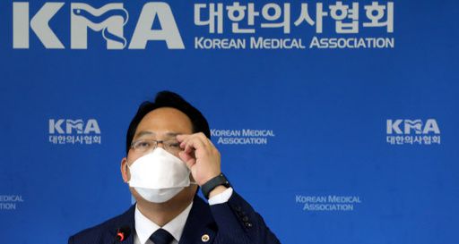 지난 21일 최대집 대한의사협회장이 용산 임시회관에서 긴급 기자회견을 하고 있다. 의협은 의과대학 정원 확대 등의 정책 철회가 없으면 26∼28일 예고한 전국의사 총파업을 예정대로 진행한다고 밝혔다. 연합뉴스