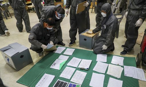 지난 22일 서울 성북구 사랑제일교회에서 역학조사를 벌인 중앙재난안전대책본부와 서울시 등 관계부처 직원들이 확보한 자료를 검토하고 있다. 뉴시스