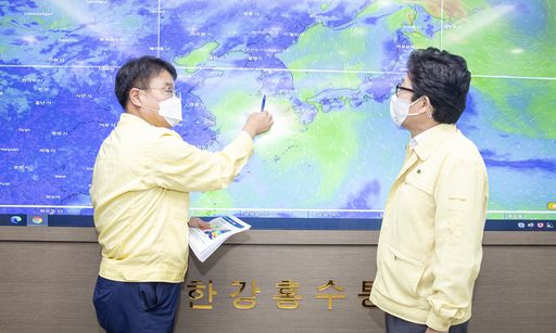 조명래 환경부 장관이 23일 서울 서초구 한강홍수통제소에서 제8호 태풍 '바비' 북상에 따른 긴급 점검회의를 열고 태풍 상황 및 대응방안을 점검하고 있다. 환경부 제공