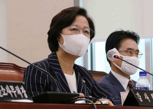 추미애 법무부 장관이 25일 국회에서 열린 법제사법위원회 전체회의에서 의원질의에 답하고 있다. 뉴시스