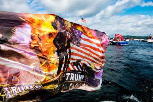 도널드 트럼프 미국 대통령 지지자들이 22일(현지시간) 뉴햄프셔주 래코스타에 있는 위니페소키 호수에서 수백척의 보트에 나눠 타고 수상 퍼레이드를 펼치고 있다. 래코니아 AFP=연합뉴스